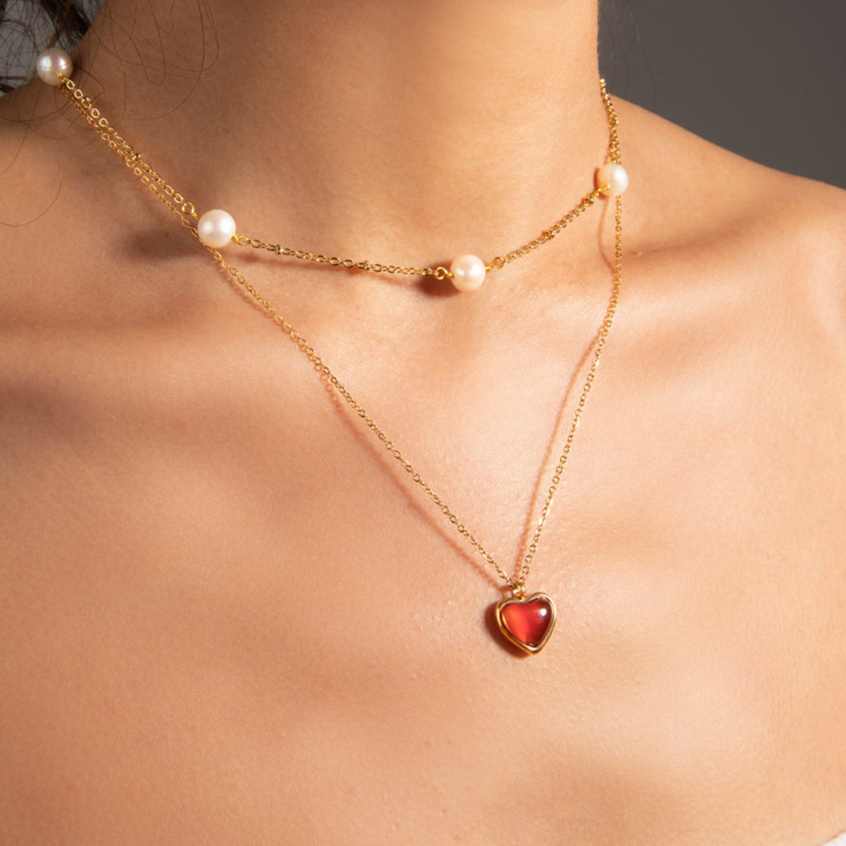 Marlena – Thin necklace with a hanging droplet-shaped pendant.