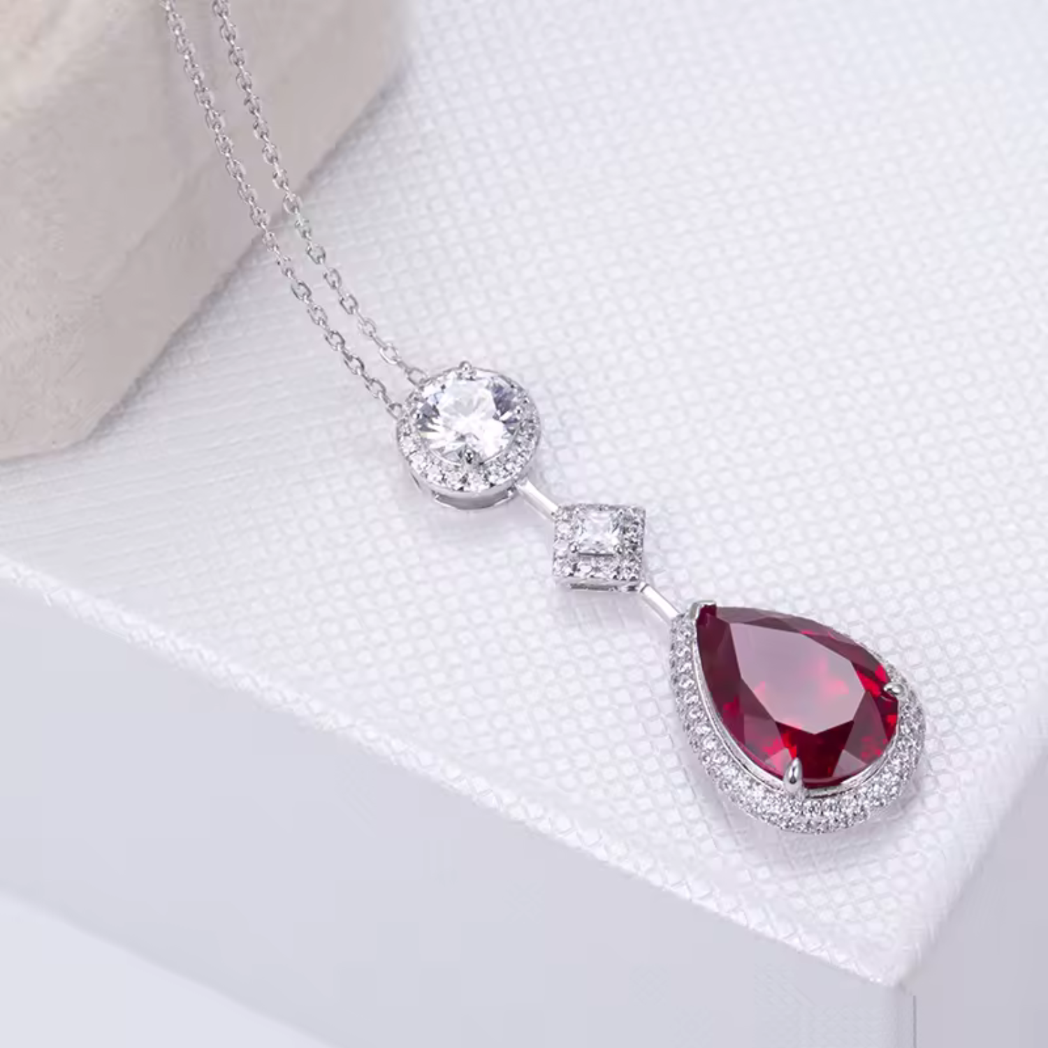 Pia – Pendant with Ruby and Thin Crystal Framework