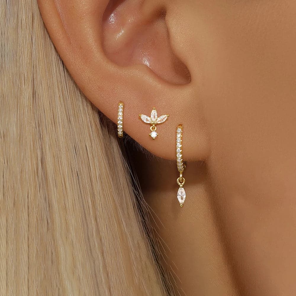 Sara – Thin gold earrings with a subtle movement.