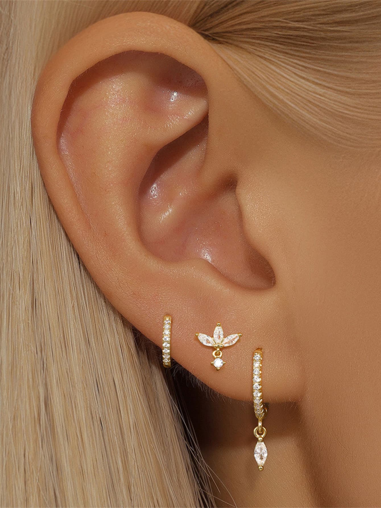 Sara – Thin gold earrings with a subtle movement.