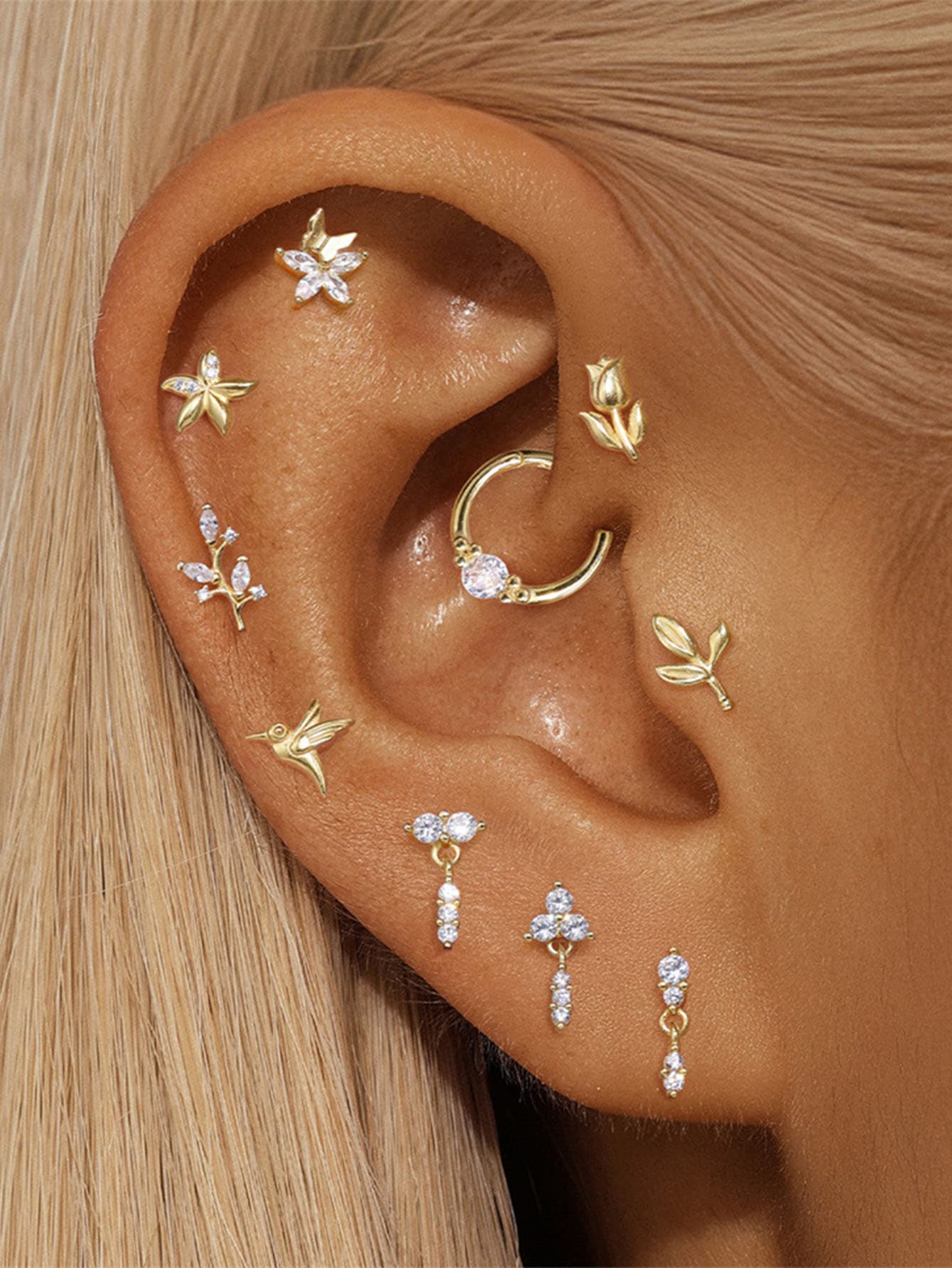 Elisa – Gold Earrings with Geometric Emphasis.