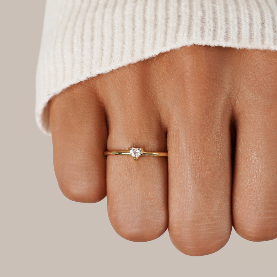 Leonie – Simple gold ring with a smooth surface.