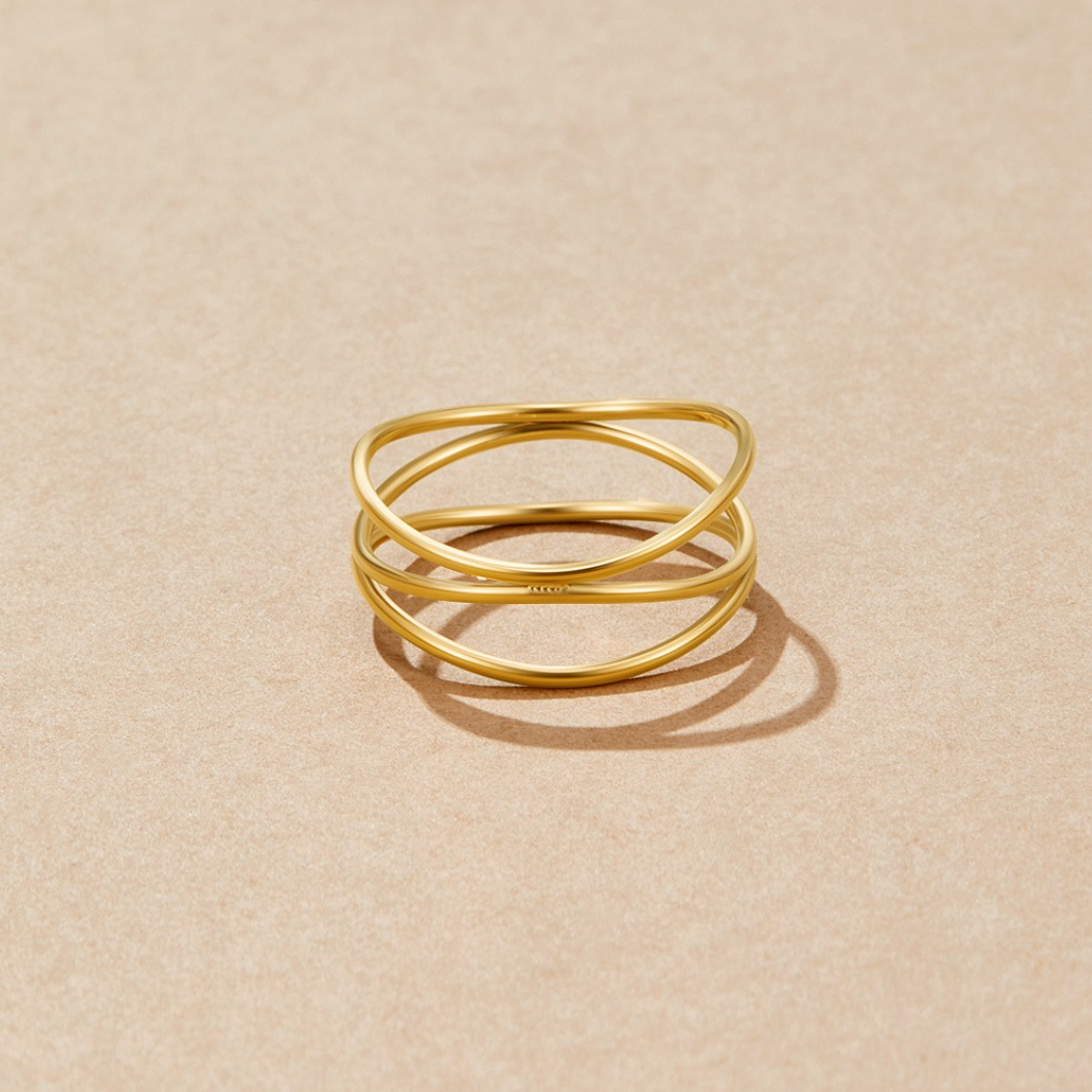 Valérie – Gold ring with crossed lines.