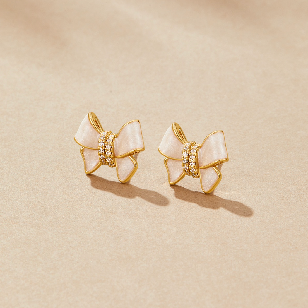 Klara – Gold Earrings with Flowers.