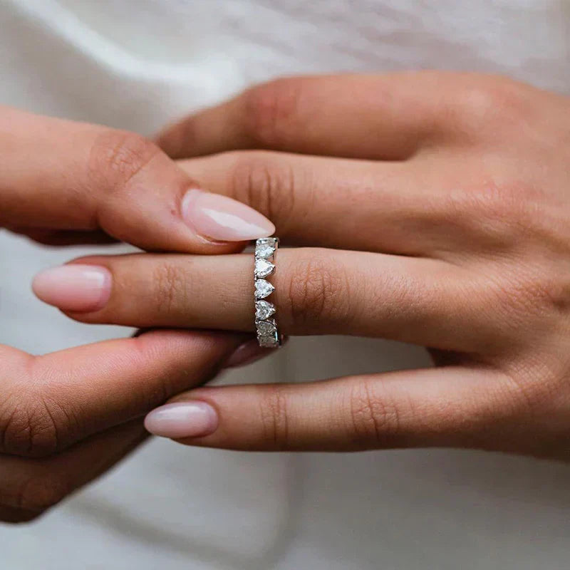 Fiona – Diamond ring with a slim, sparkling edge.