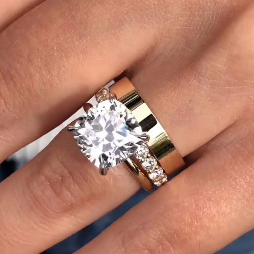 Elisa – Ring with crystal and unique stone.