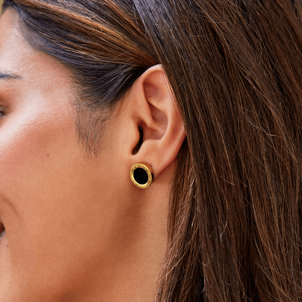 Selina – Round earrings with a black centre.