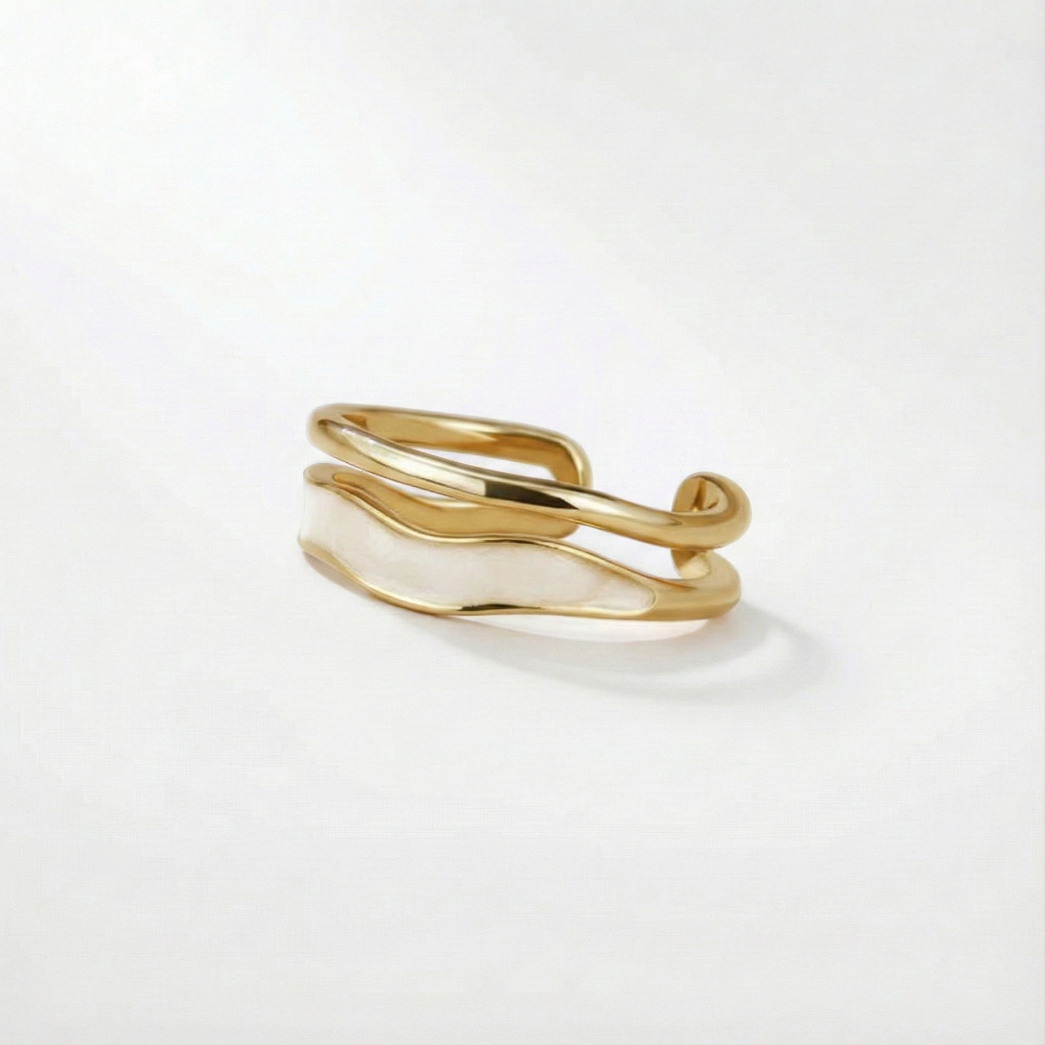 Beatrix – Gold ring with a simple silhouette