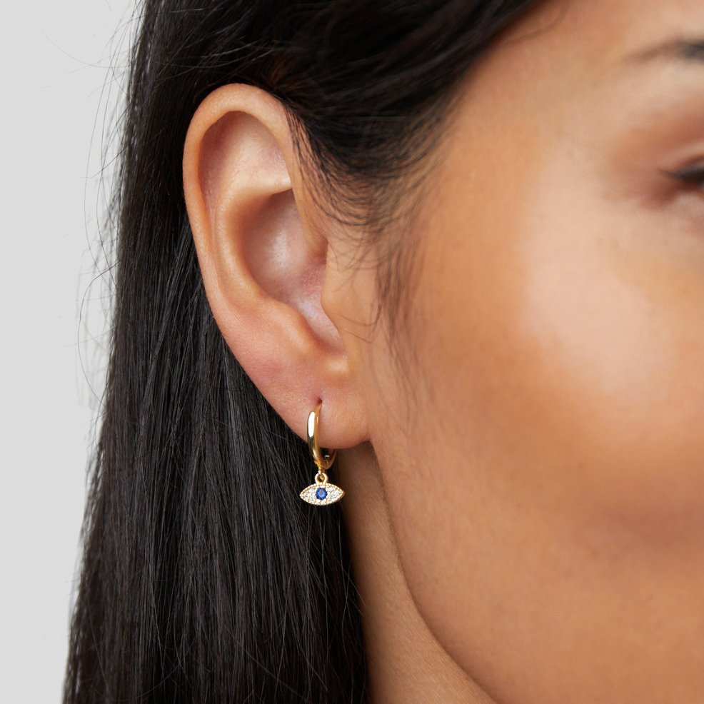 Luana – Gold earrings with a fine pearl.