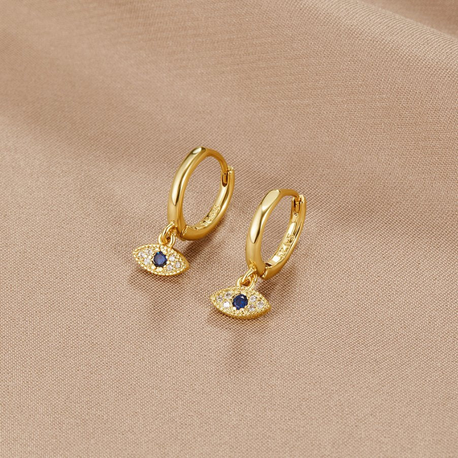 Luana – Gold earrings with a fine pearl.