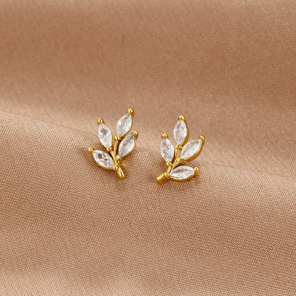 Felícita – Gold earrings with leaf detail.