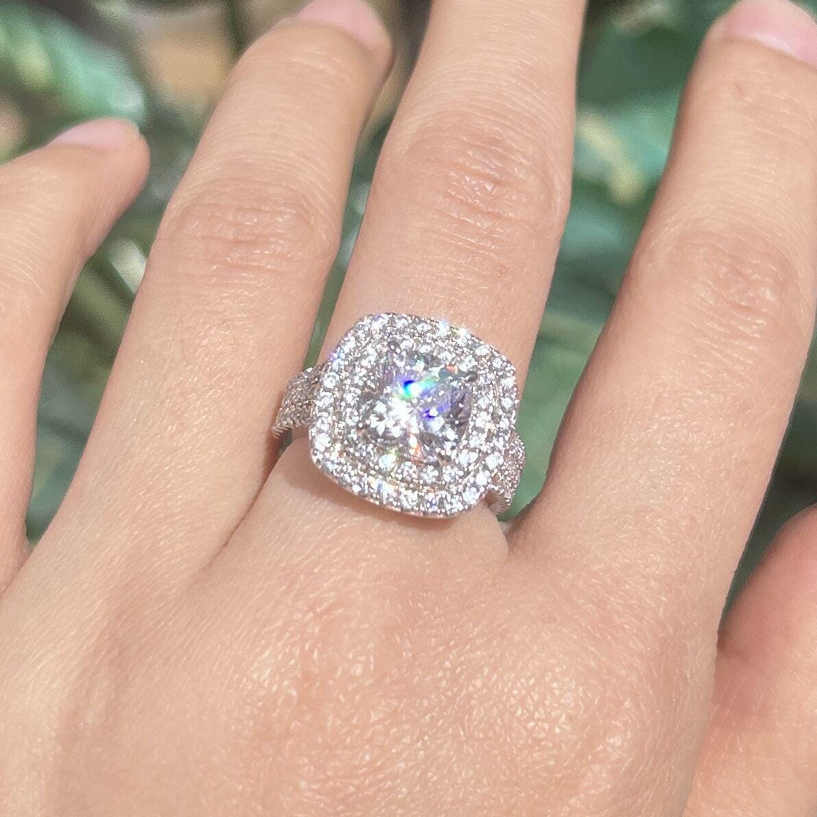 Frieda – Simpler ring with a round stone.