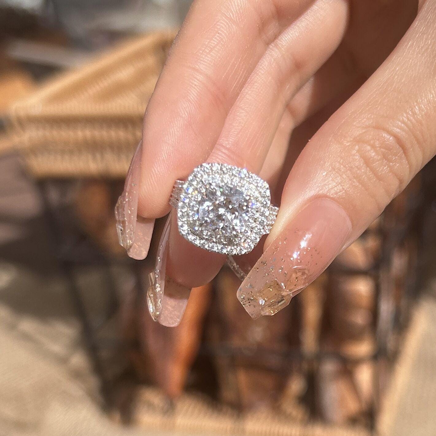 Frieda – Simpler ring with a round stone.