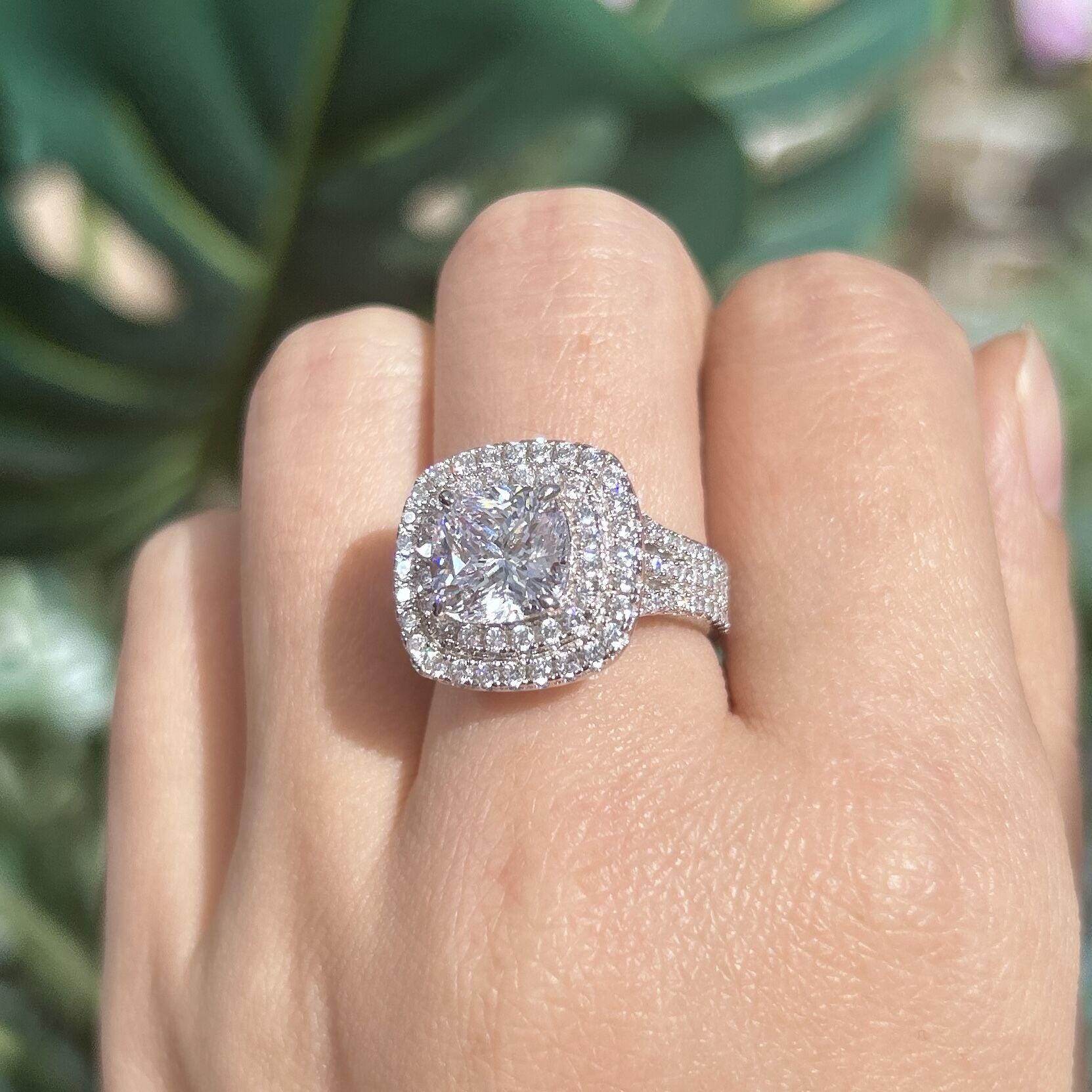 Frieda – Simpler ring with a round stone.