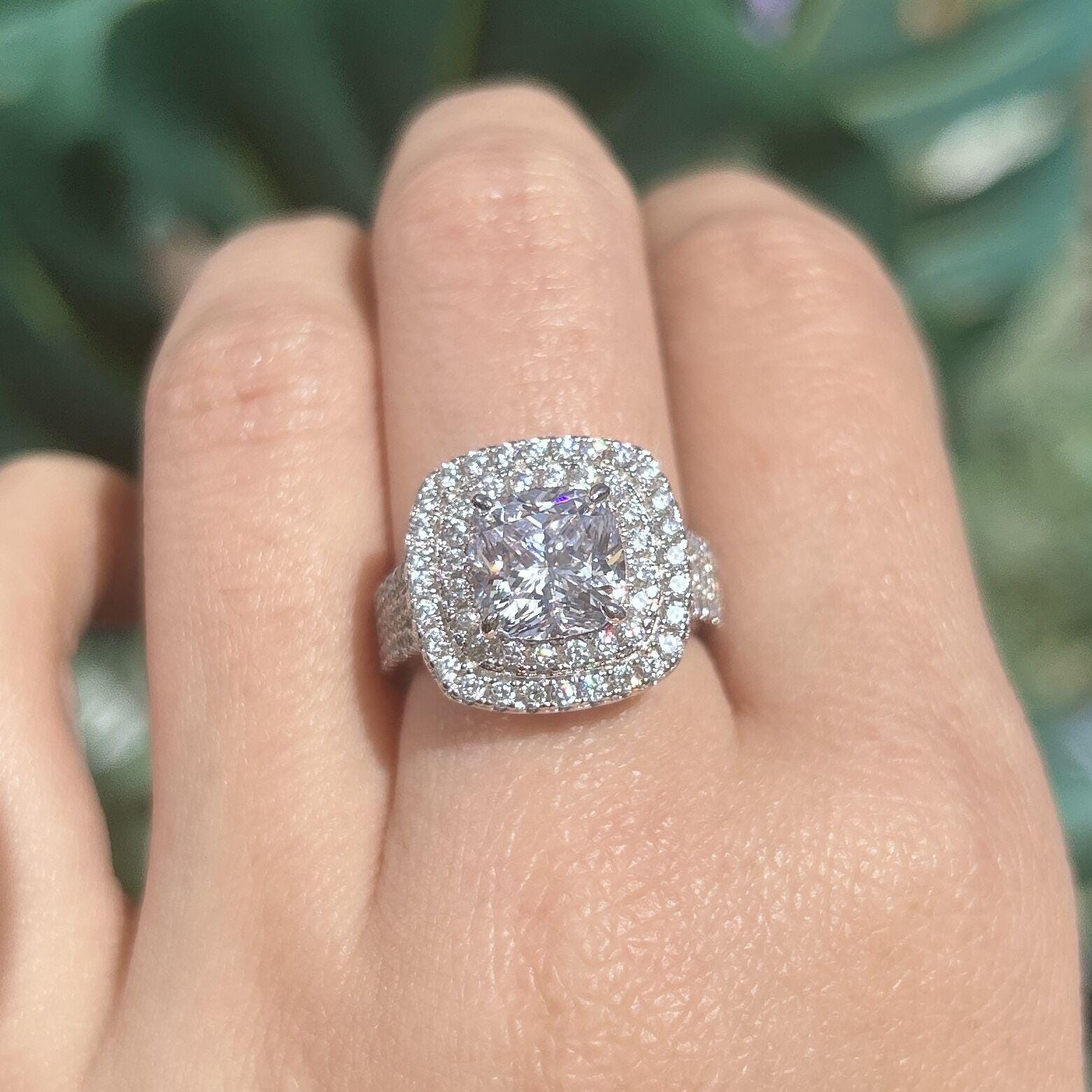 Frieda – Simpler ring with a round stone.