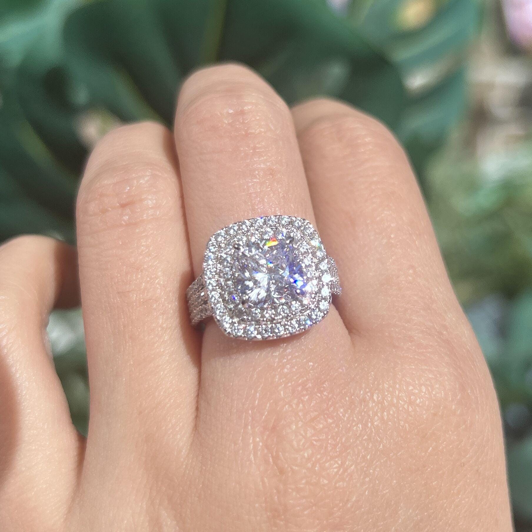 Frieda – Simpler ring with a round stone.