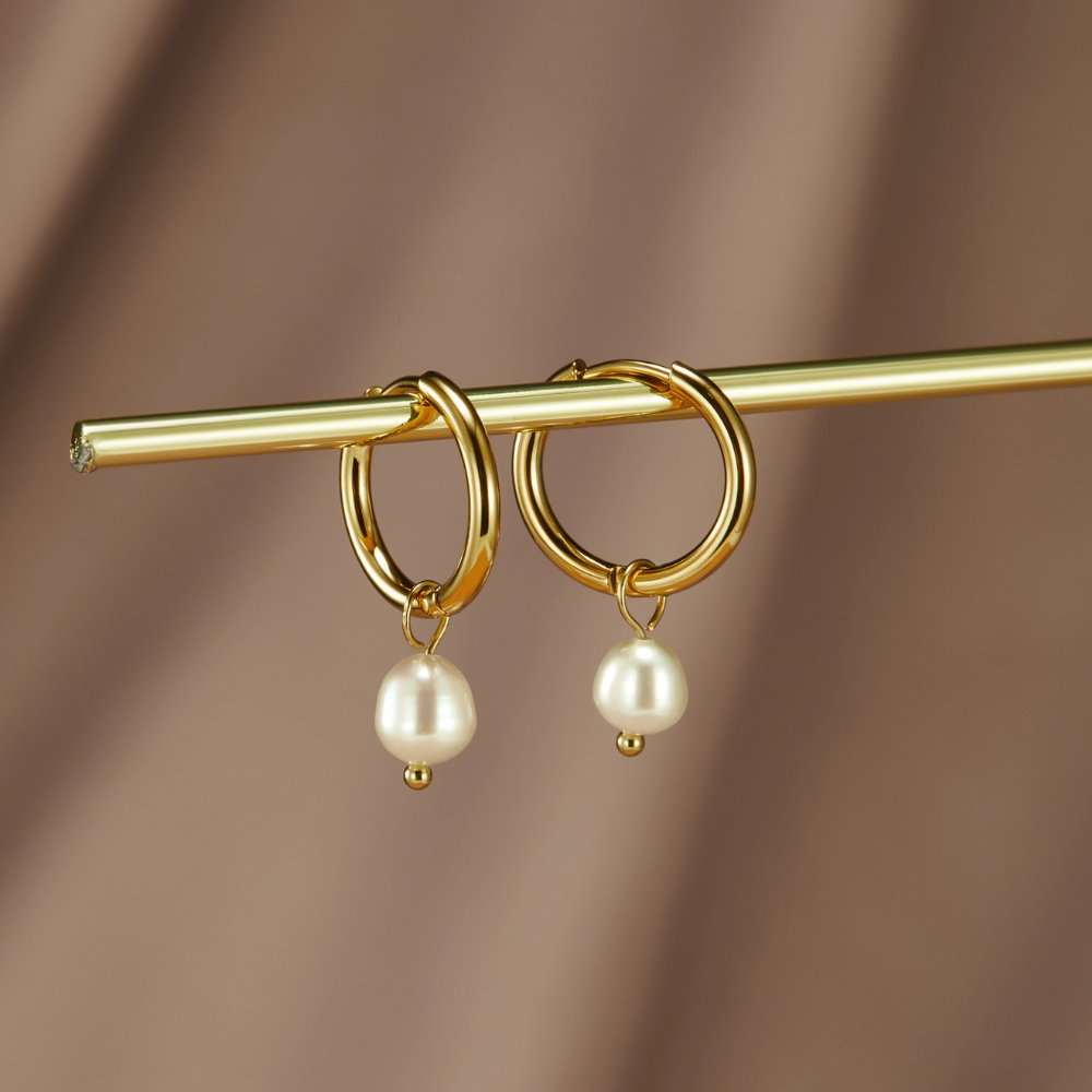 Elisa-Marie – Gold earrings with hanging daisies.