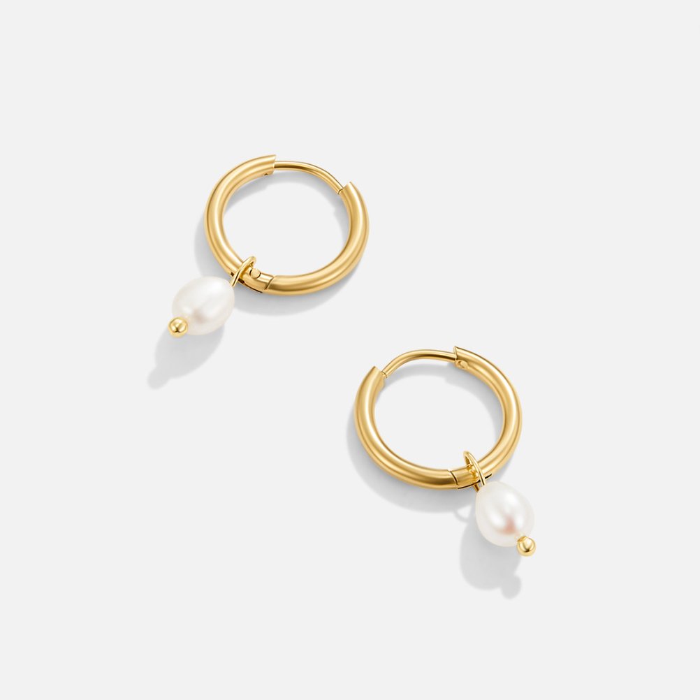 Elisa-Marie – Gold earrings with hanging daisies.