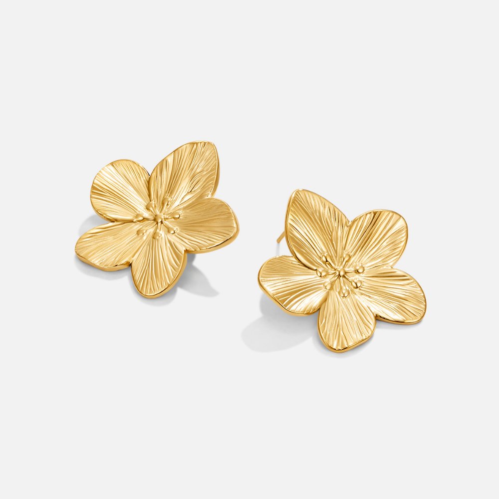 Margaret – Gold earrings in the shape of flowers.