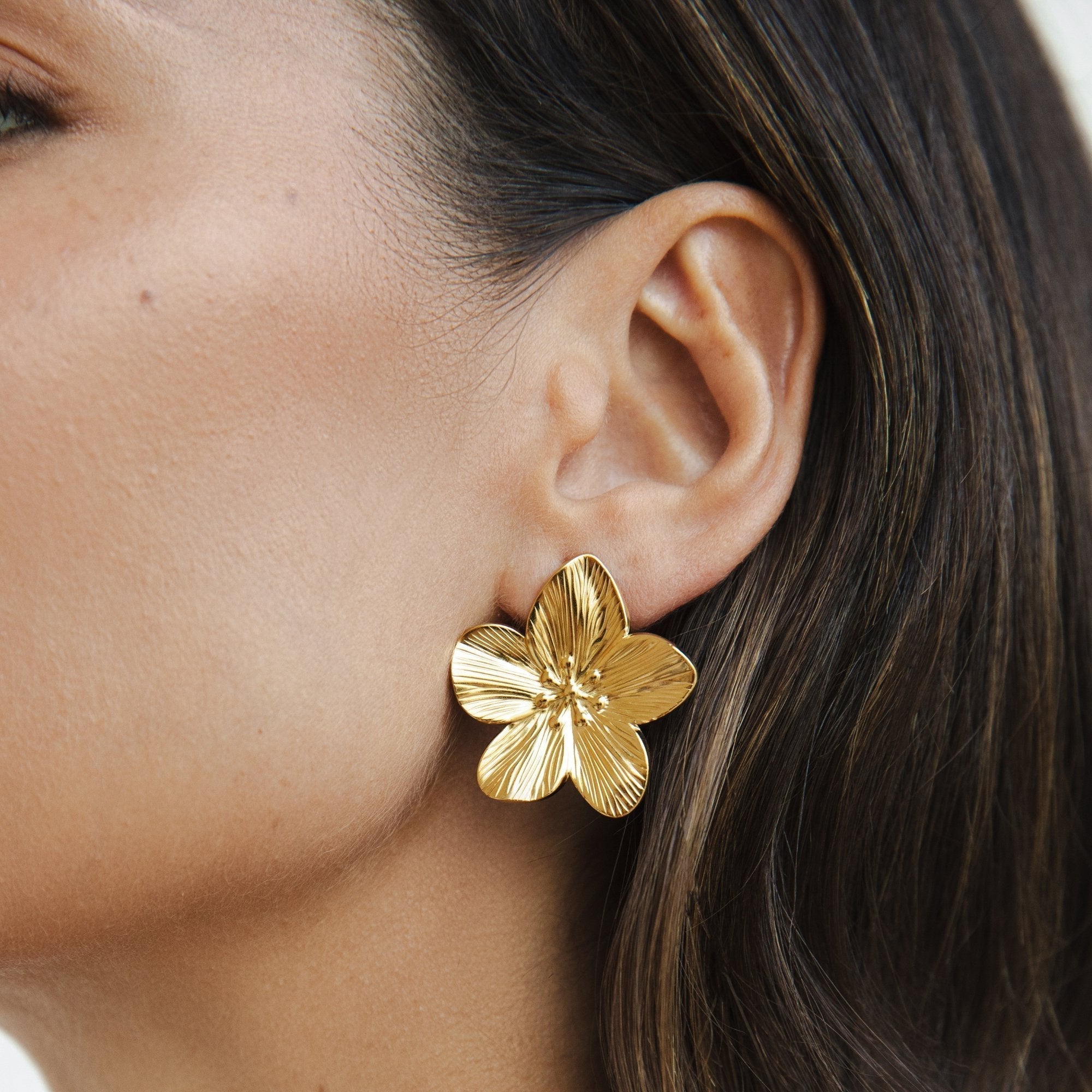 Margaret – Gold earrings in the shape of flowers.