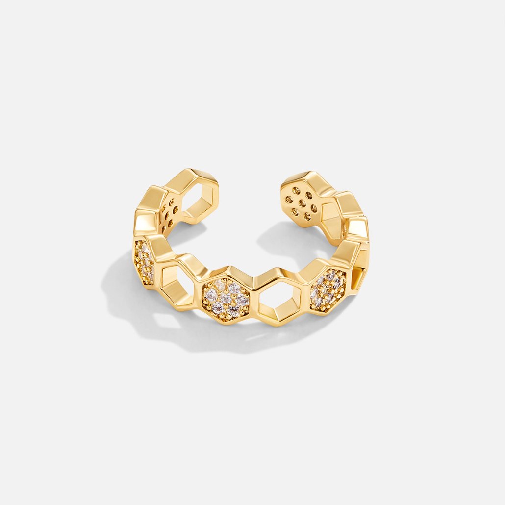 Friedrika – Gold ring with pearl detail.