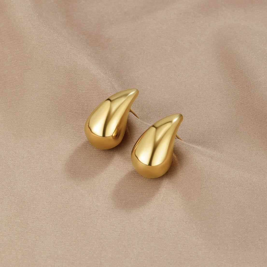Anja – Golden Circular Earrings with Soft Curves