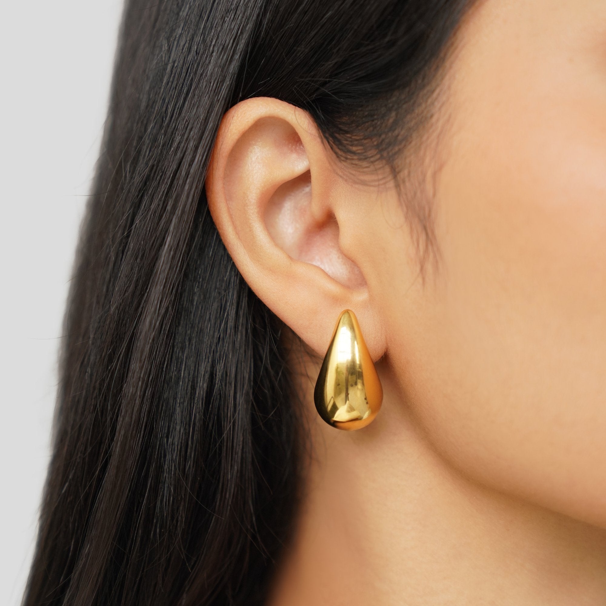 Anja – Golden Circular Earrings with Soft Curves