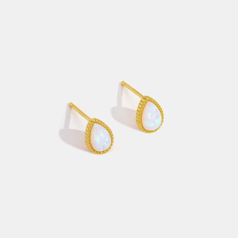 Melina – Small gold earrings with a fine indentation.