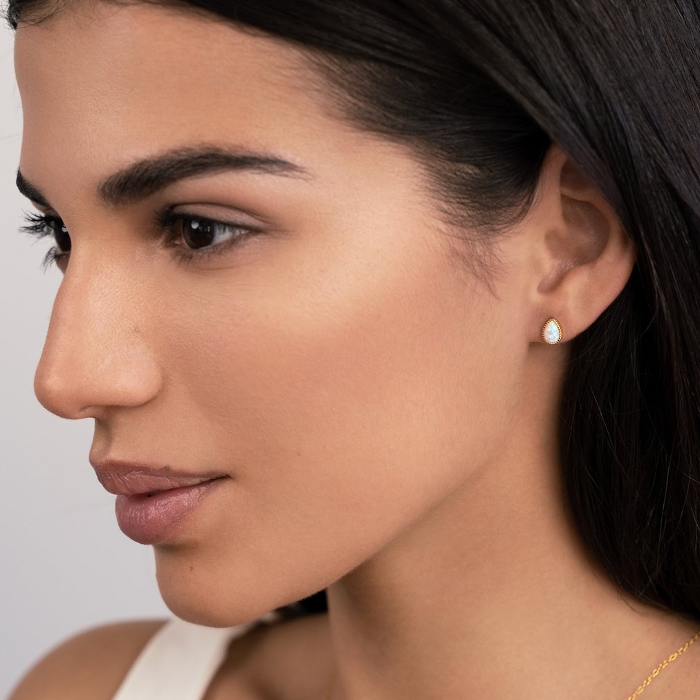 Melina – Small gold earrings with a fine indentation.