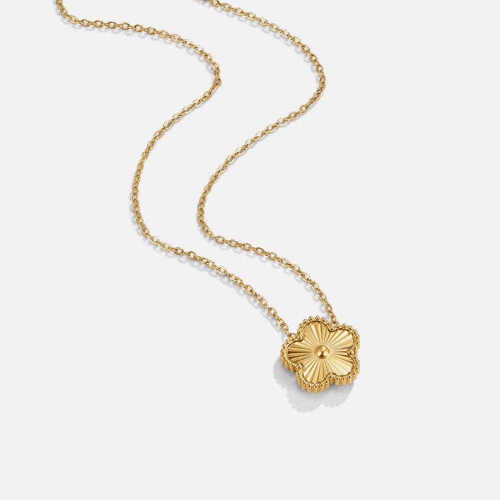 Isabella – Gold necklace with a delicate hanging pendant.