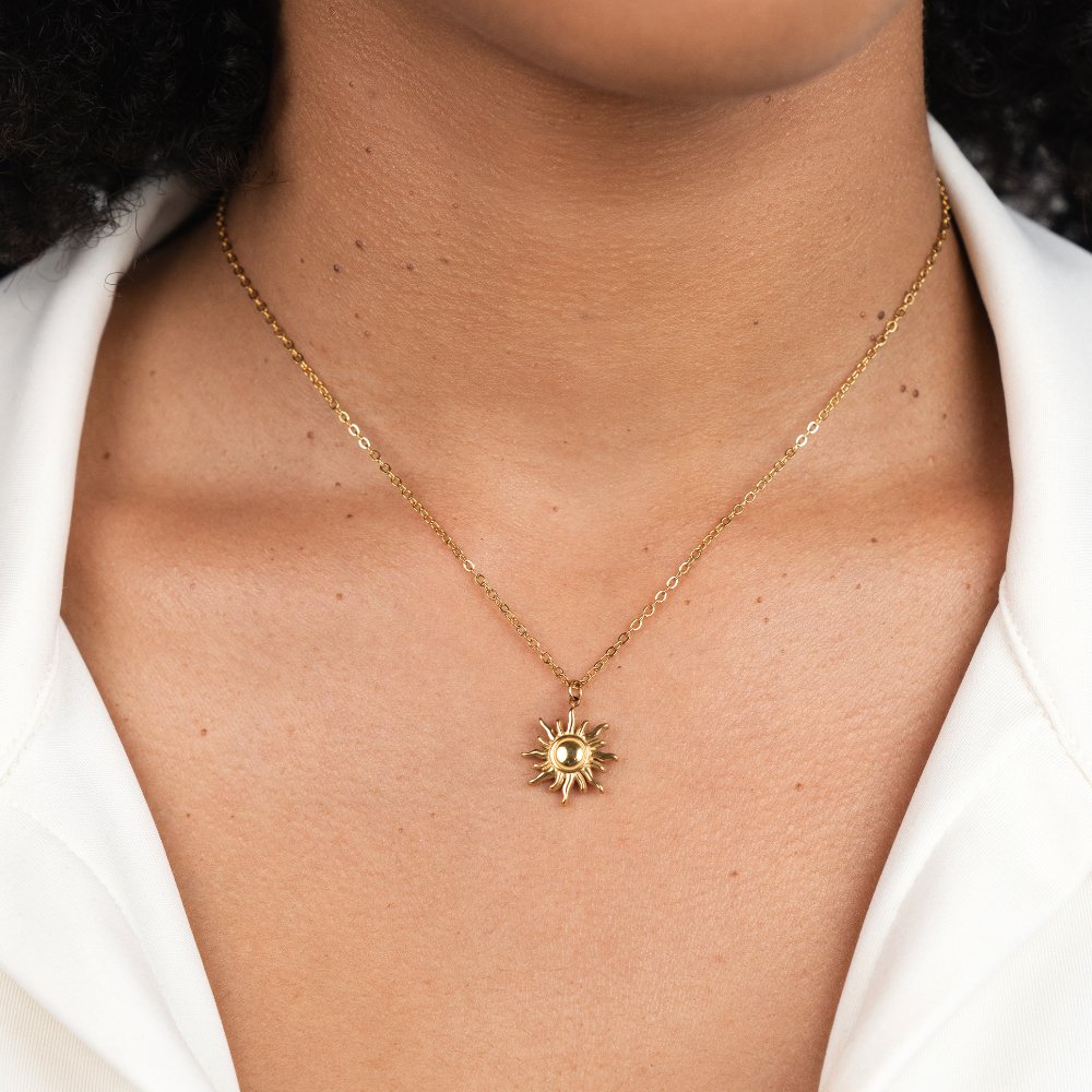 Ronja – Gold Necklace with Flower.