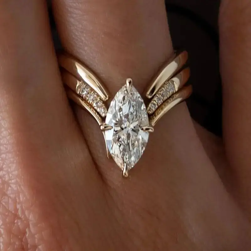 Diana - Gold ring with crystal