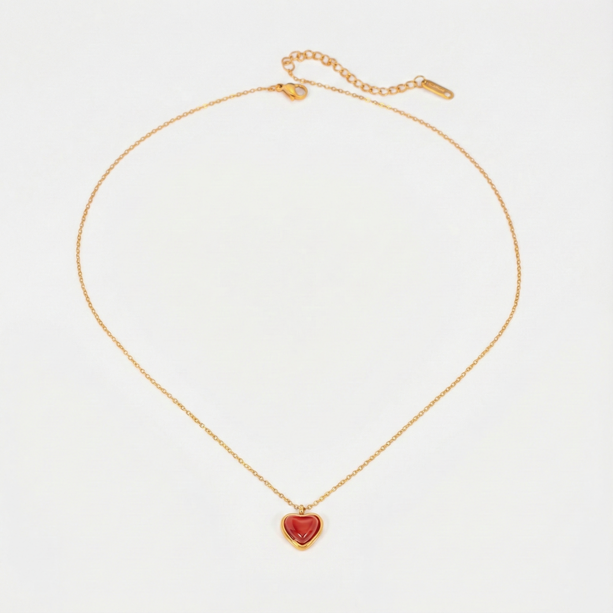 Marlena – Thin necklace with a hanging droplet-shaped pendant.