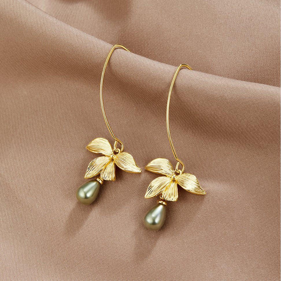 Juliana – Gold earrings with a mother-of-pearl finish.