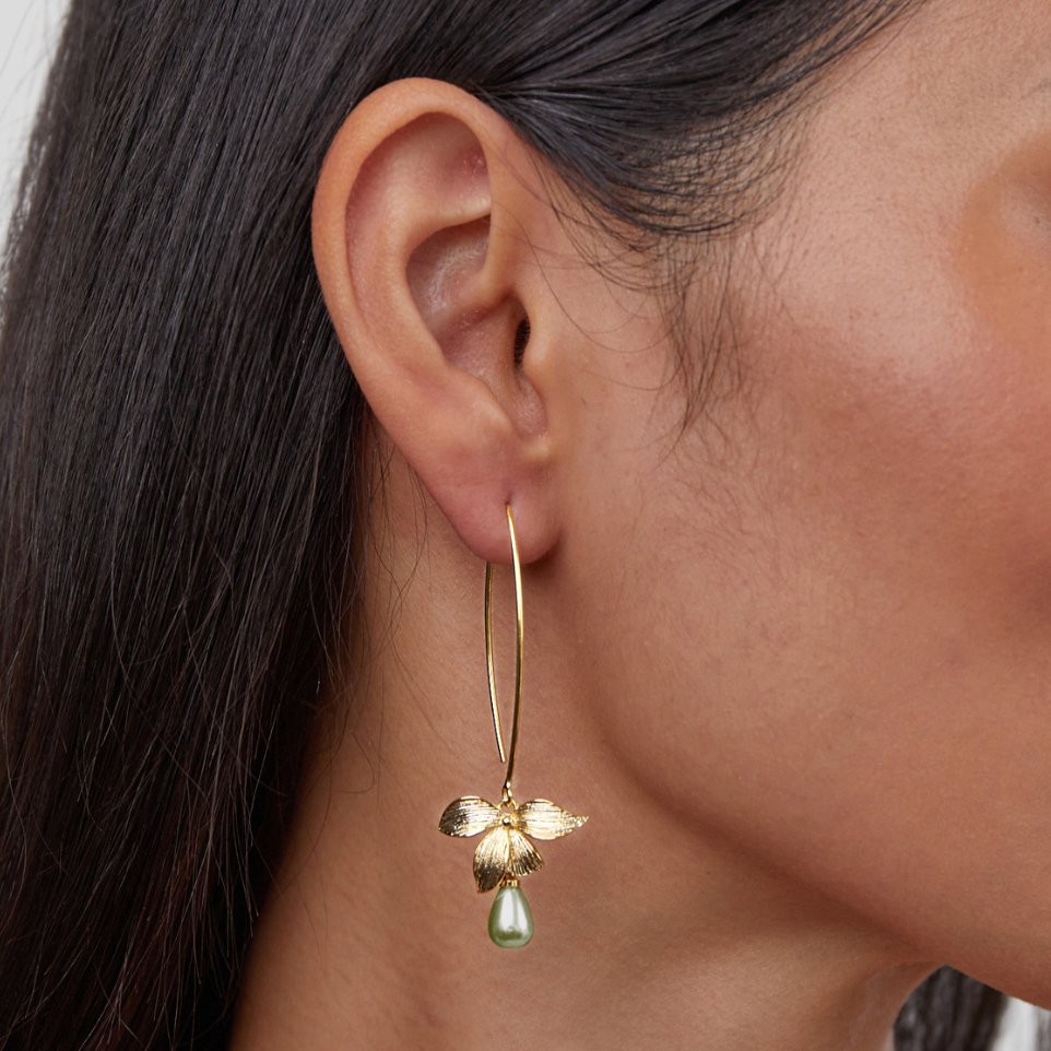 Juliana – Gold earrings with a mother-of-pearl finish.