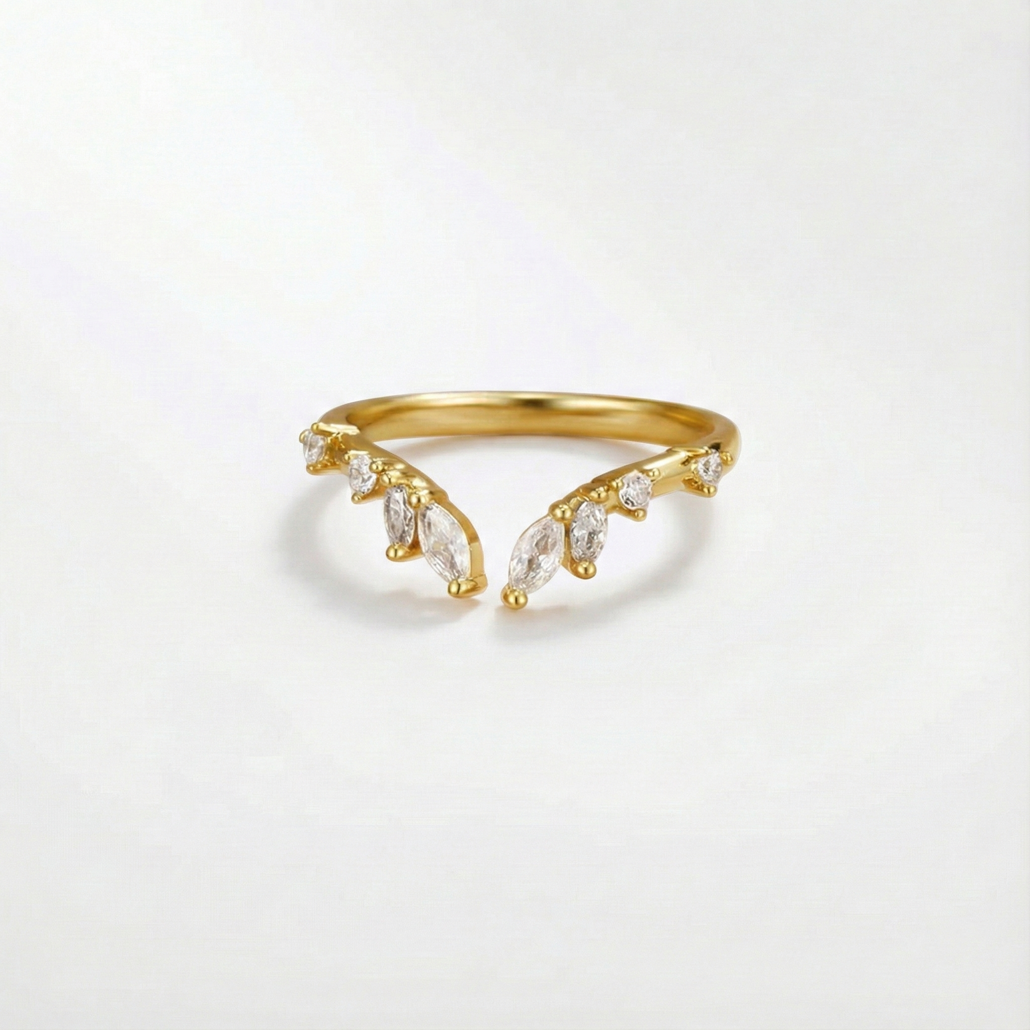 Johanna – Gold ring with an open and flowing shape.