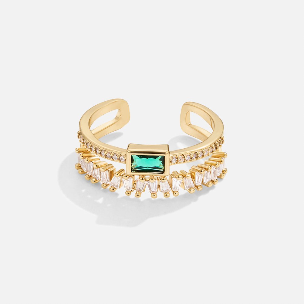 Sabina – Gold ring with green emerald details.