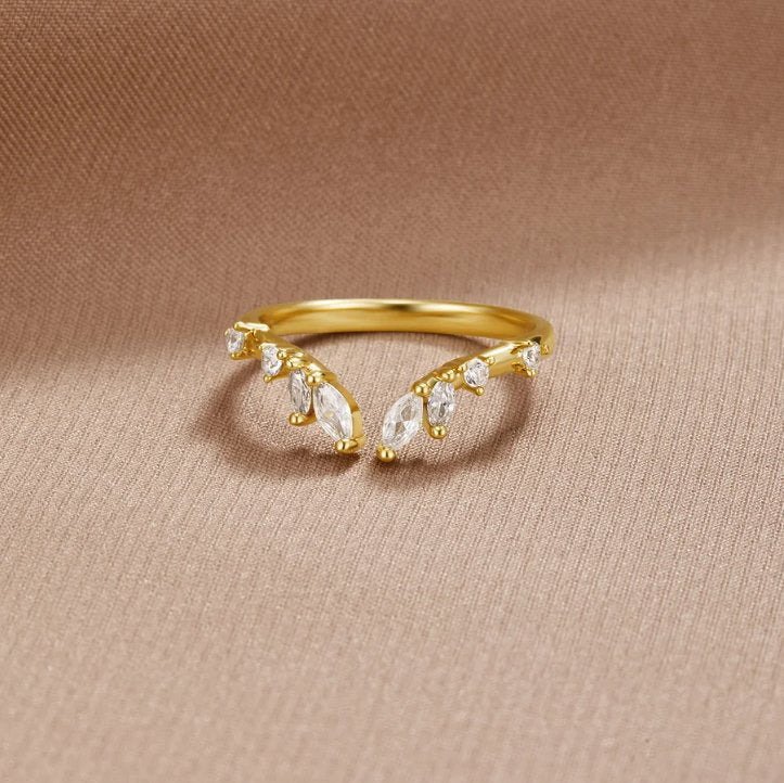 Johanna – Gold ring with an open and flowing shape.