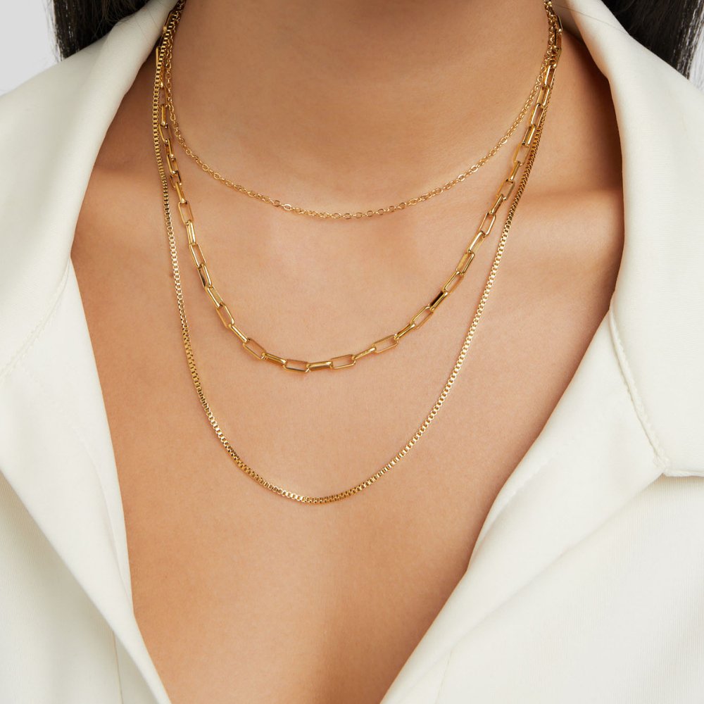 Josefína – Three levels of gold necklace with thin rings.