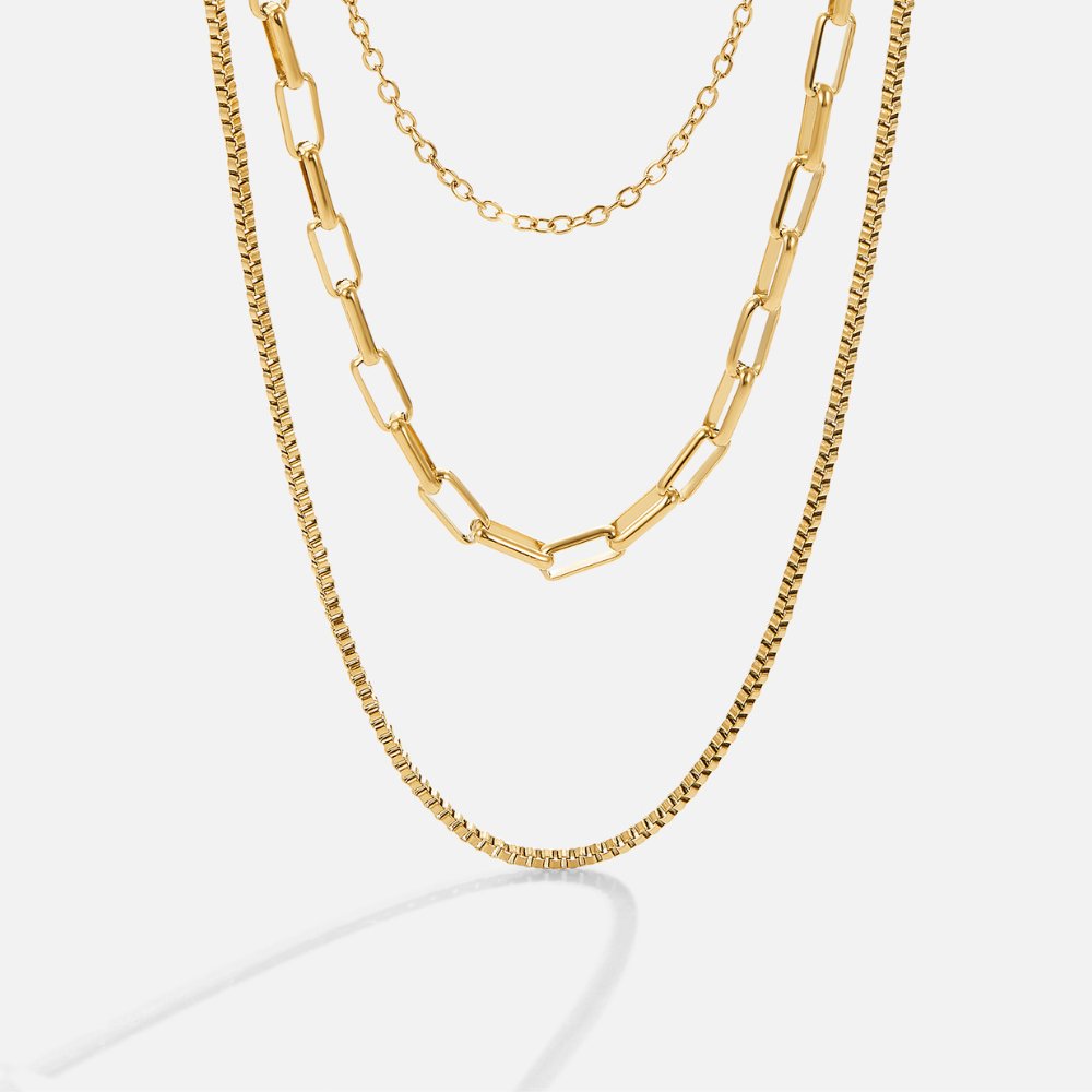 Josefína – Three levels of gold necklace with thin rings.
