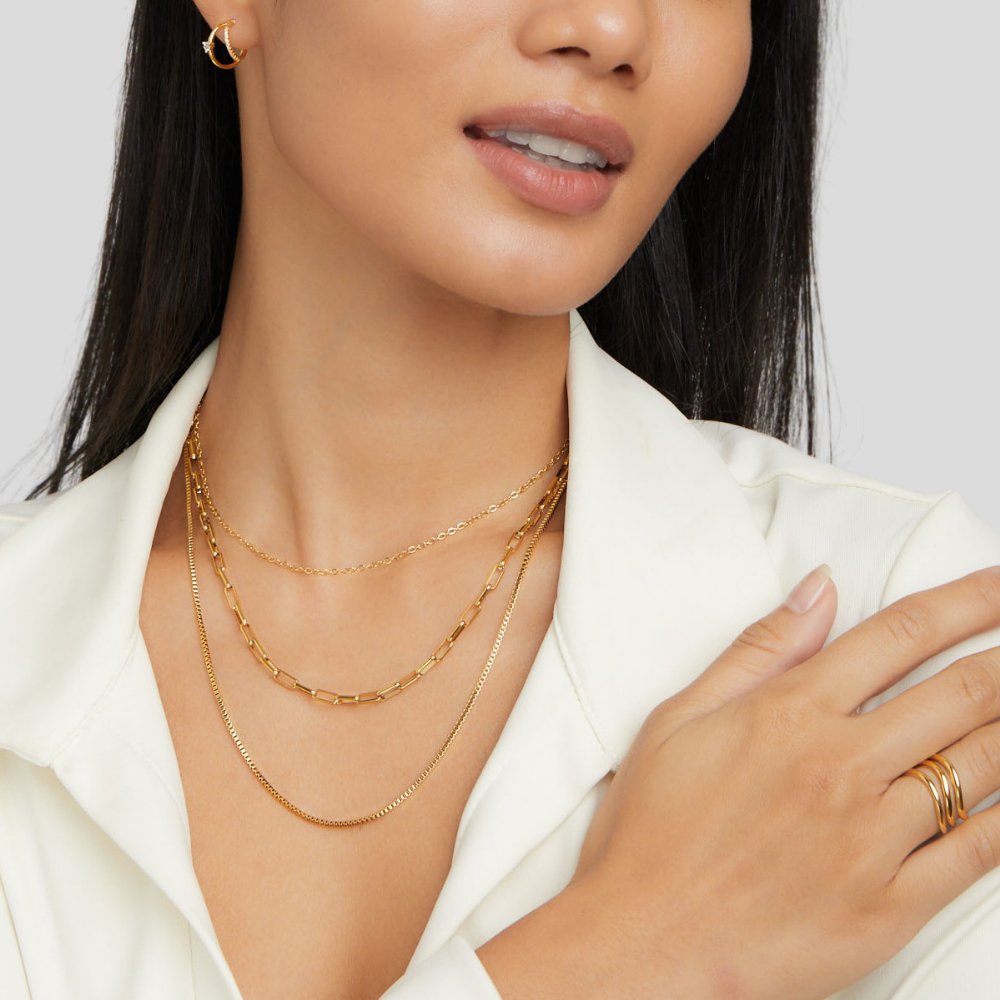 Josefína – Three levels of gold necklace with thin rings.