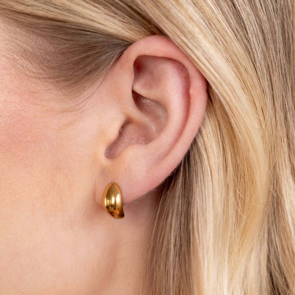 Frieda – Gold earrings with a round curve.