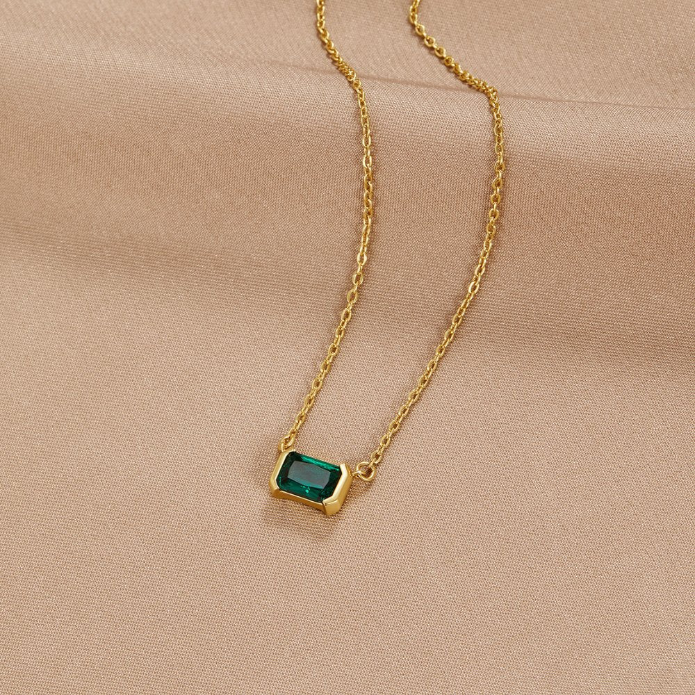 Loretta – Necklace with Emerald Stone.