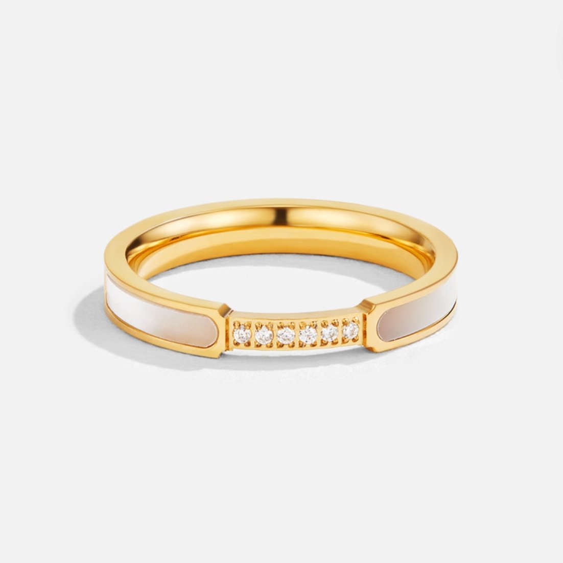 Lara – Gold slim ring with a subtle shine.