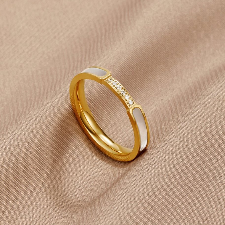 Lara – Gold slim ring with a subtle shine.