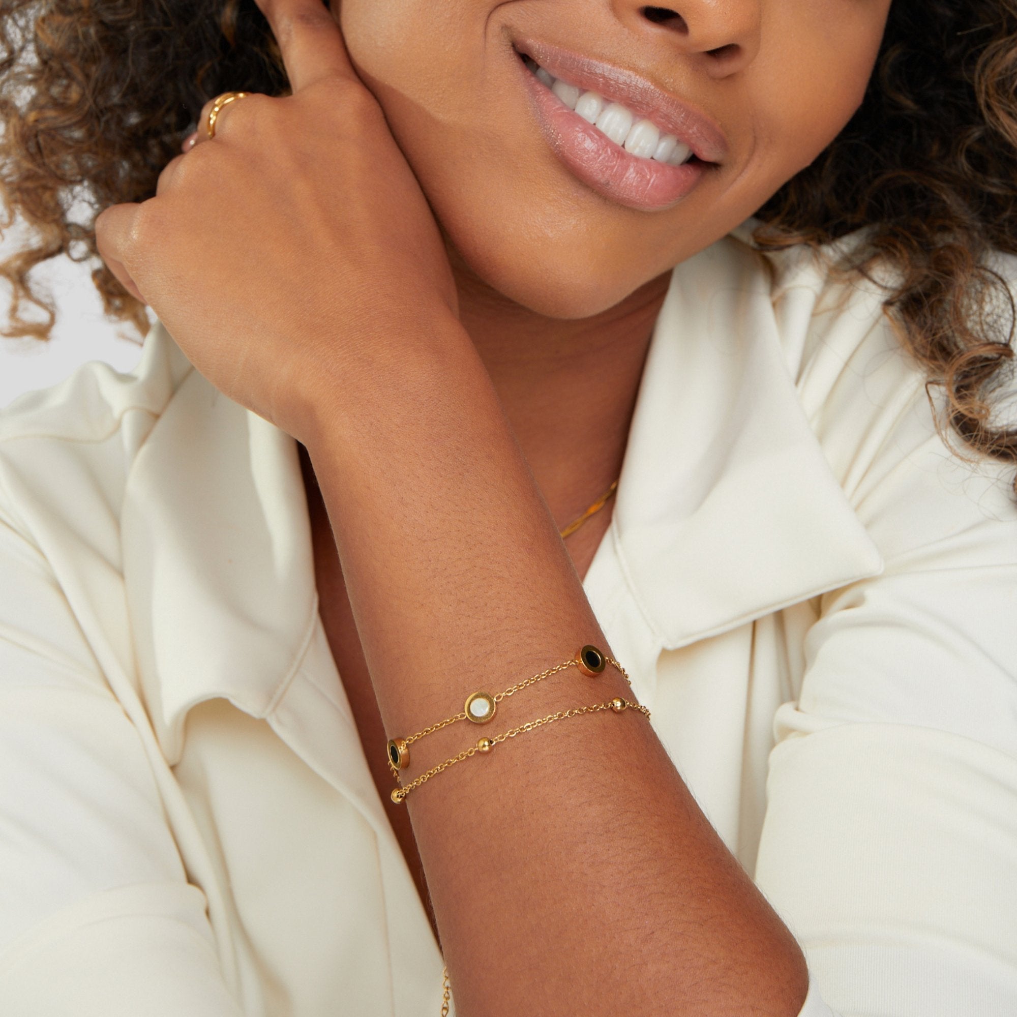 Carla – Gold bracelet with soft round contrasting elements.