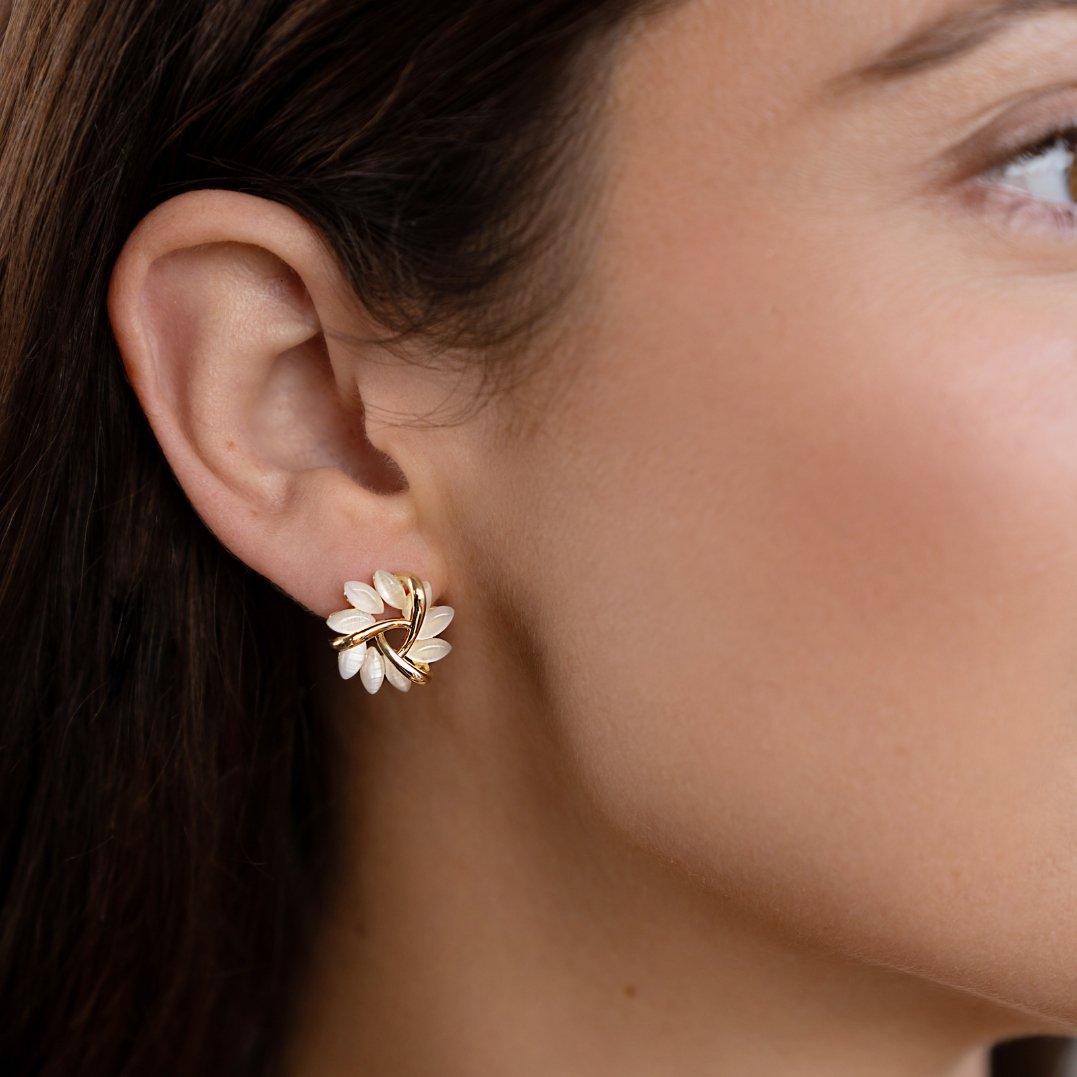 Emilie – Gold earrings with floral detail.