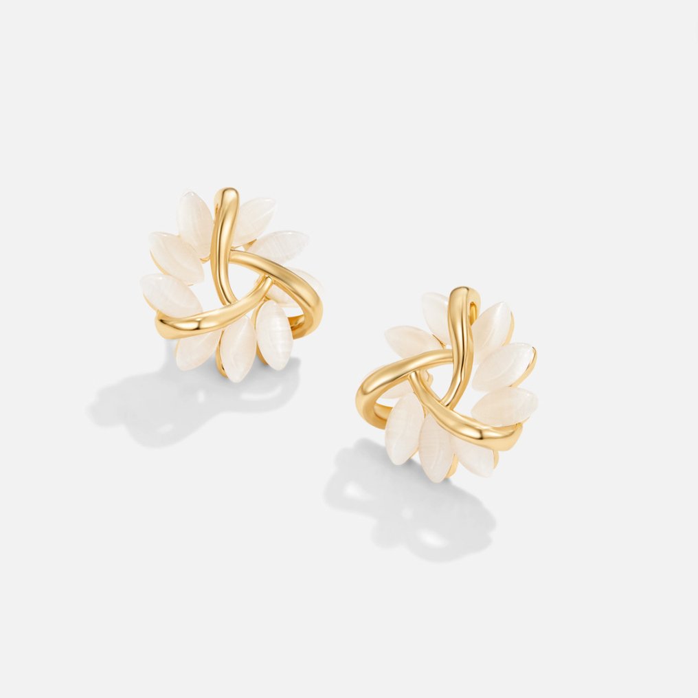 Emilie – Gold earrings with floral detail.