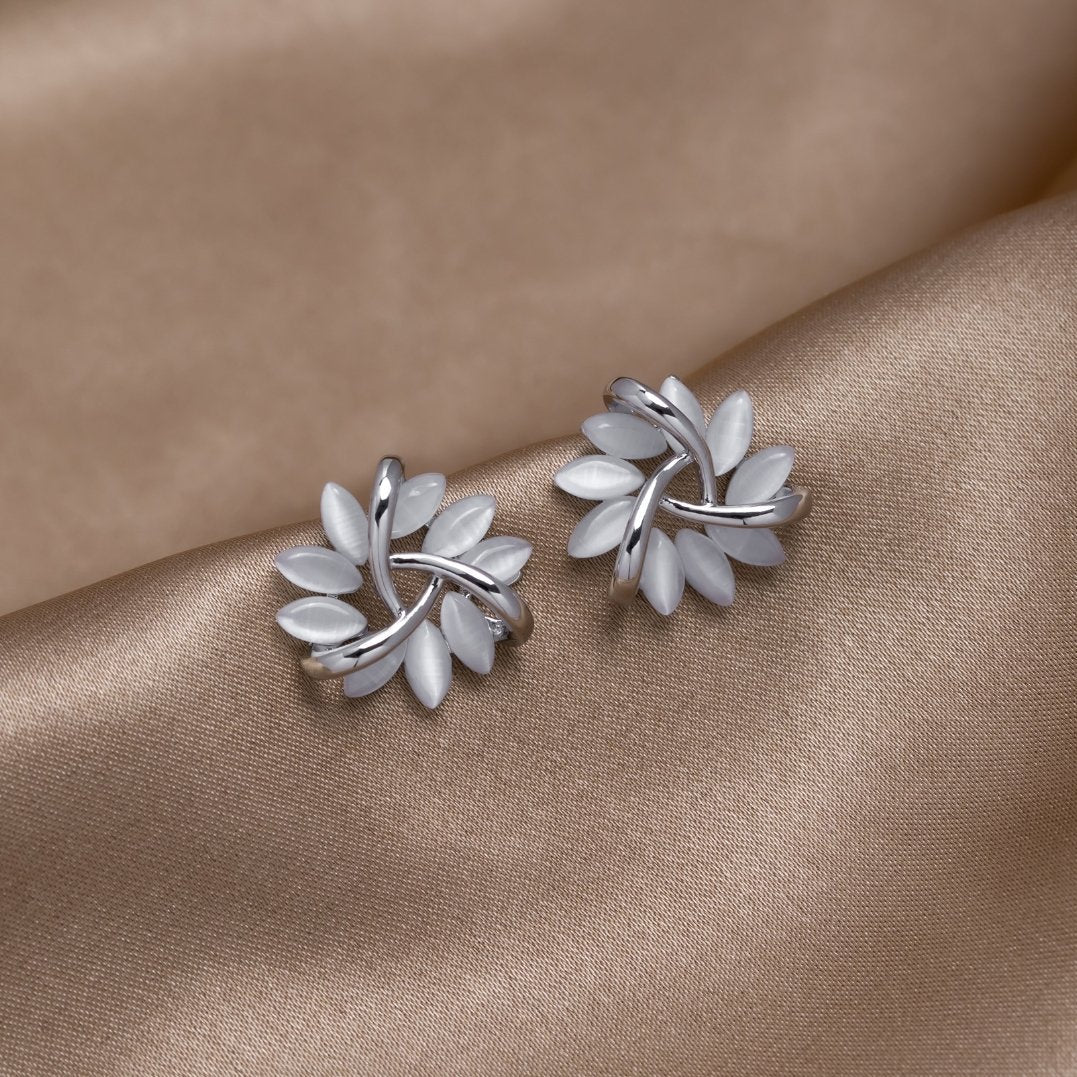 Flora – Silver earrings in the shape of a flower.