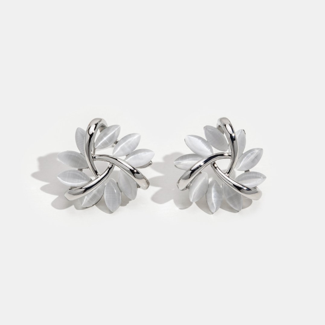 Flora – Silver earrings in the shape of a flower.